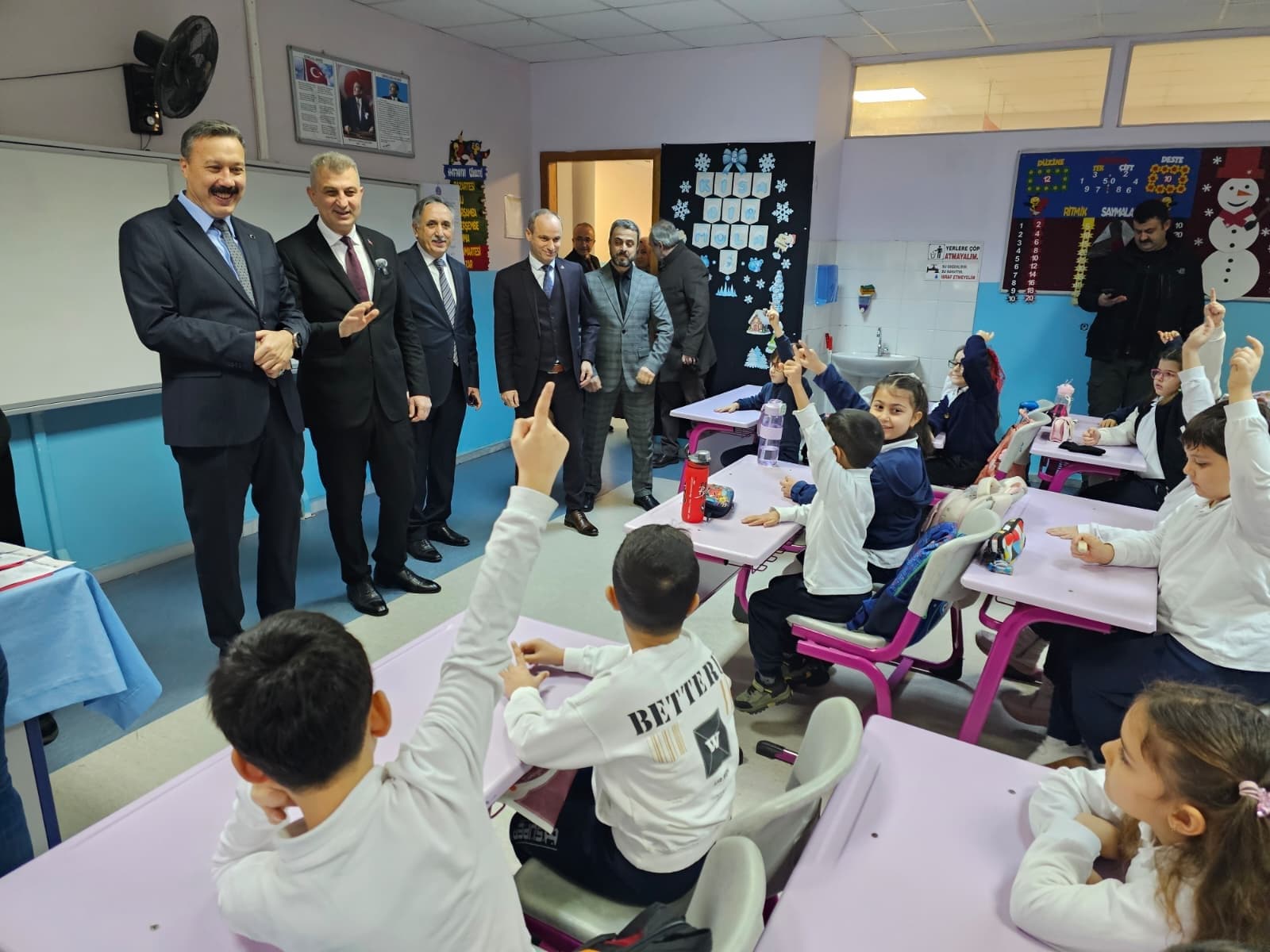 Başkan Sezer, Gölcük'te Karne Heyecanına Ortak Oldu!