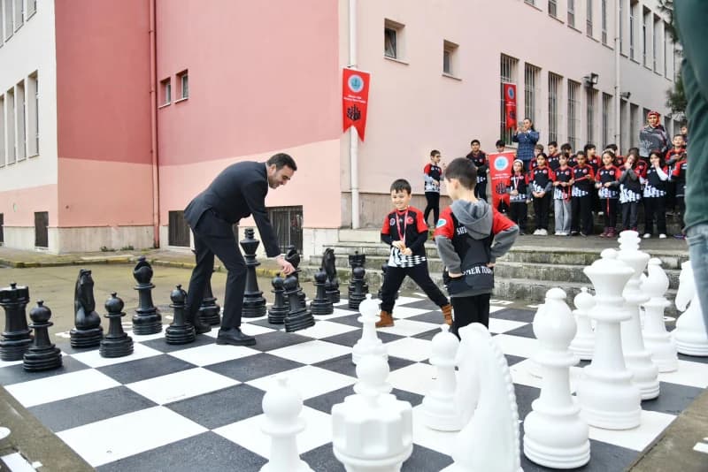 Başiskele'de Misak-ı Milli İlkokulu'na Satranç Parkı!
