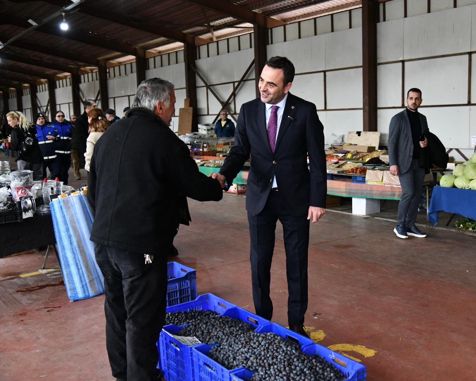 Başkan Özlü, Yeniköy Hanlı Pazarı'nda Esnafla Buluştu!
