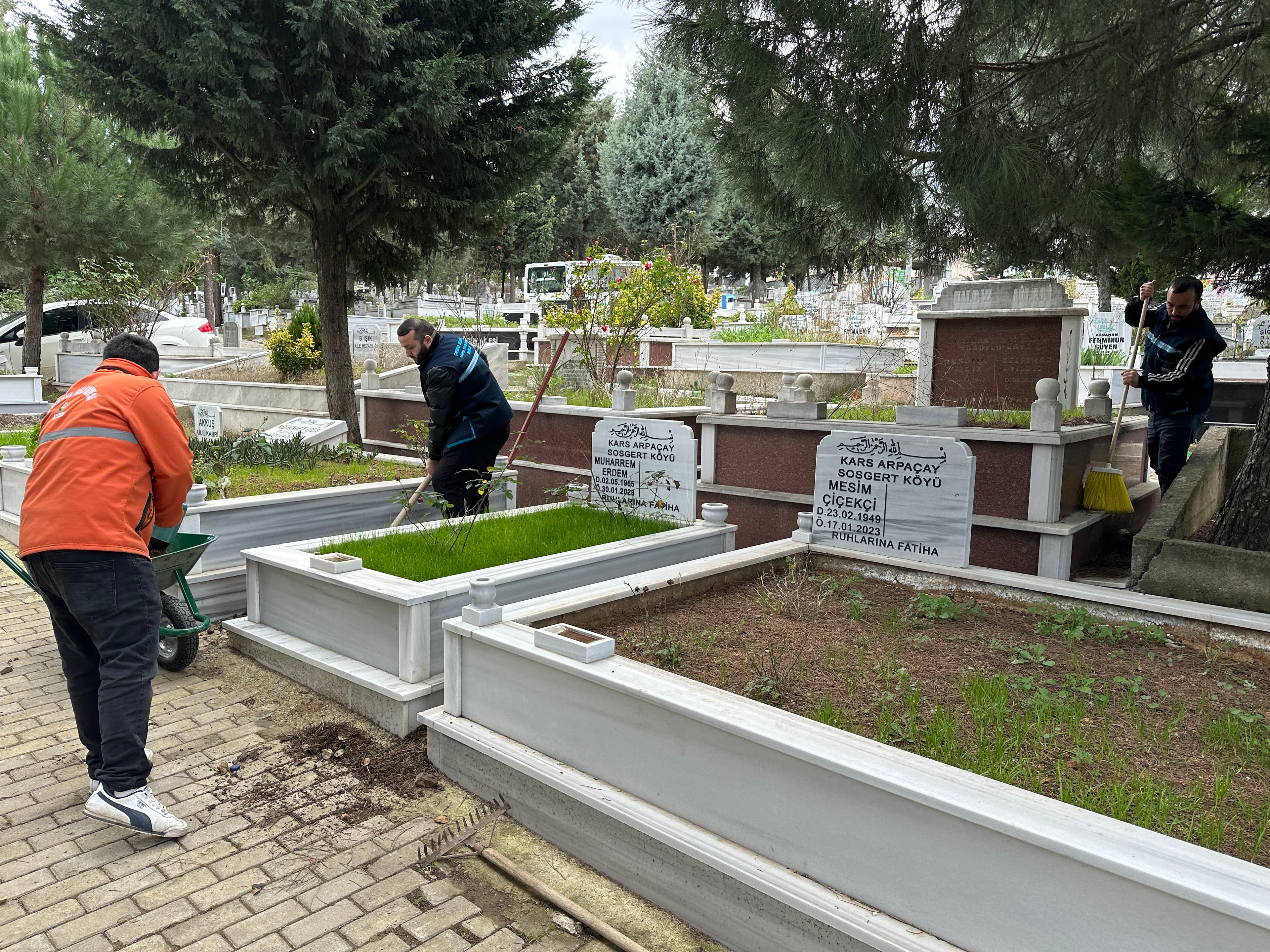 Çayırova'daki mezarlıklarda bakım sürüyor!