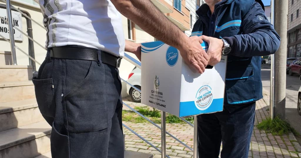 Çayırova Belediyesi ihtiyaç sahibi ailelere gıda kolisi dağıtıyor