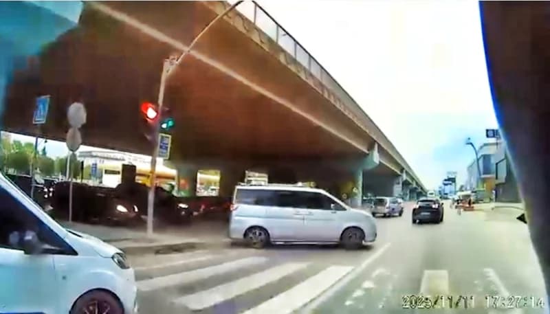 İzmit'te Kaldırıma Çıkan Sürücü Şaşkınlık Yarattı!