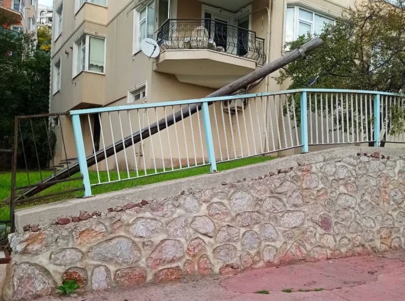 İzmit'te devrilen elektrik direği tehlike saçıyor!