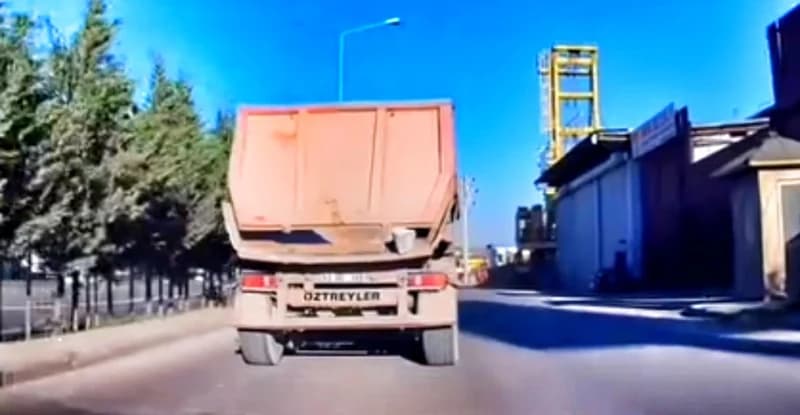 Gebze Tavşanlı'da Hafriyat Kamyonundan Kaya Düştü!