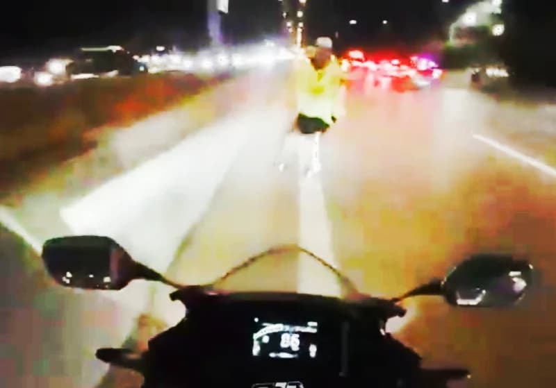 İstanbul'da Motosiklet Sürücüsü Polis Memuruna Çarptı!