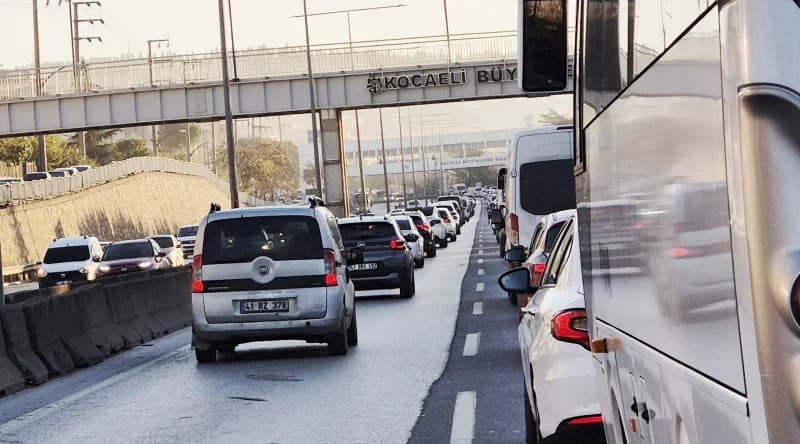 İzmit'te Okullar Açıldı, Trafik Kilitlendi!