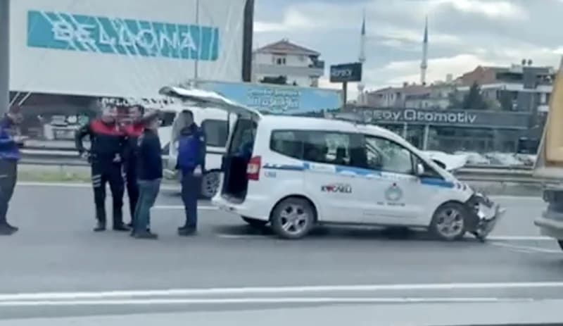 Gebze'de Zabıta Aracı Kaza Yaptı!