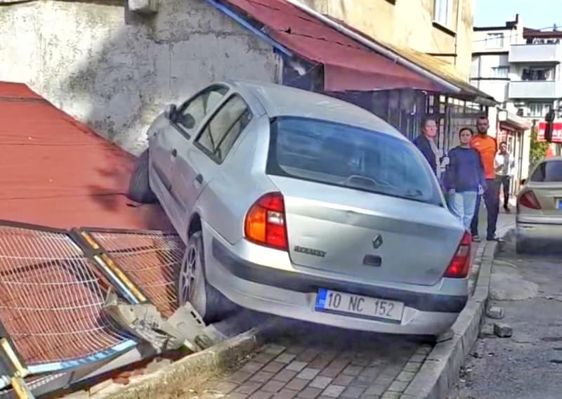 Gebze'de otomobil müstakil evin çatısına düştü!
