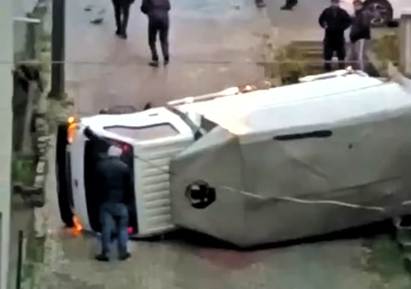 Gebze'de Nakliye Aracı Kaygan Zeminde Yan Yattı!