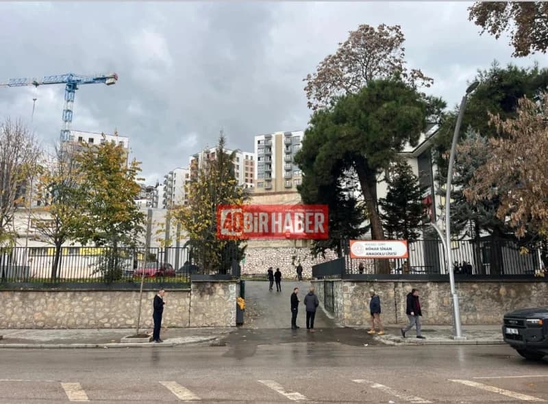 İzmit'te Lisede Korkunç Olay: Öğrenci Ağır Yaralandı!