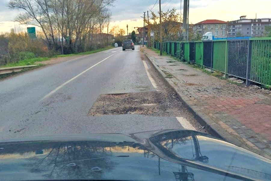 İzmit Alikahya'da Yoldaki Çukur Tehlike Saçıyor!