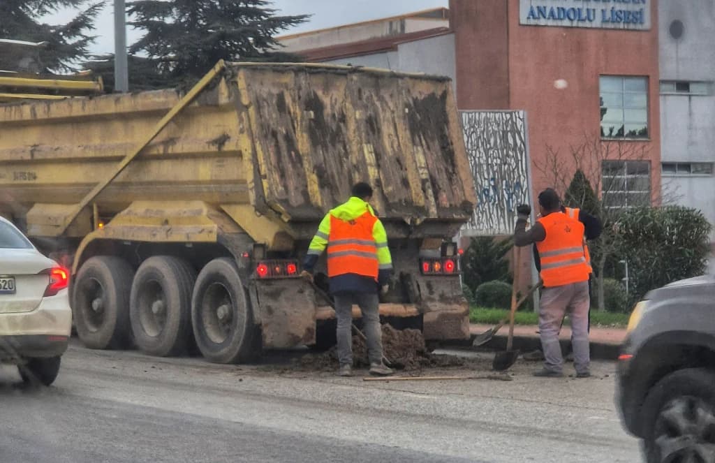 Hafriyat döküntüsü D-100'de trafiği aksattı!