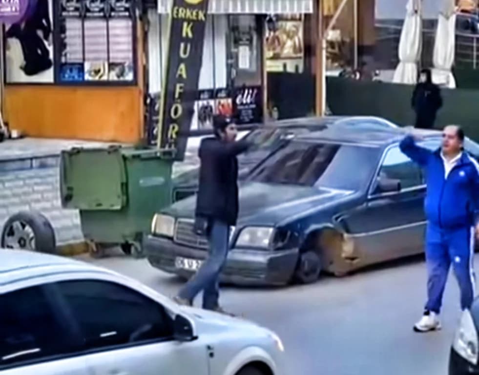 Körfez'de lüks araçtan fırlayan lastik paniğe neden oldu!