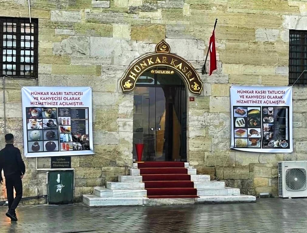 Yeni Camii'ye asılan reklam afişleri tepki çekti