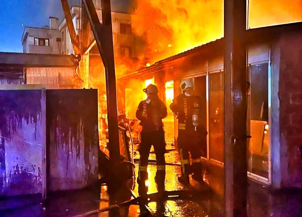 Karamürsel'de iş yeri yangını korkuttu!