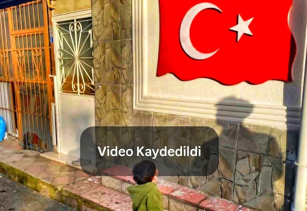 16 aylık Baybars'ın bayrak aşkı