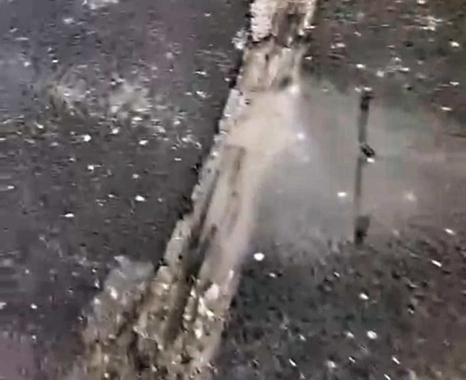 Körfez'de tehlike saçan yol: Asfalttan kablolar çıktı!