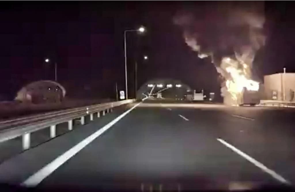 Kuzey Marmara Otoyolu'nda yolcu otobüsü alevlere teslim oldu