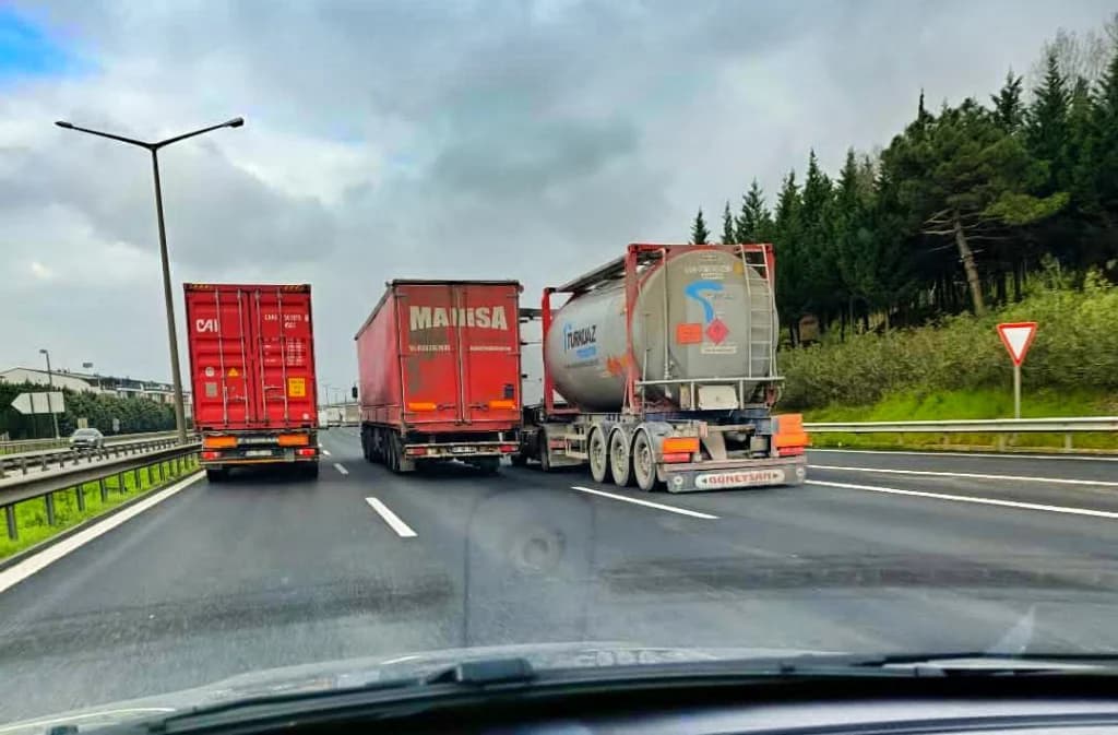 TEM'de tır terörü: 3 şeridi birden kapattılar!