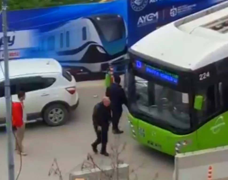 İzmit'te Hatalı Park Kaosu: Otobüs Dönemedi, Trafik Kilitlendi!