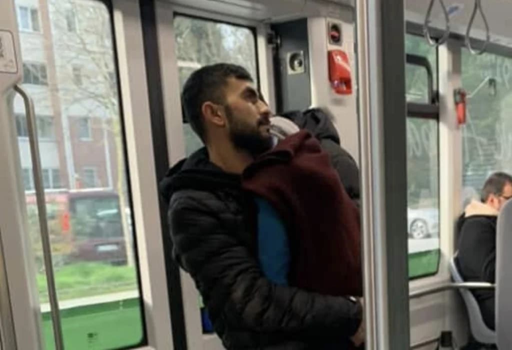 İzmit Tramvayında 'Hasta Çocuk' Oyunu Tepki Çekti!