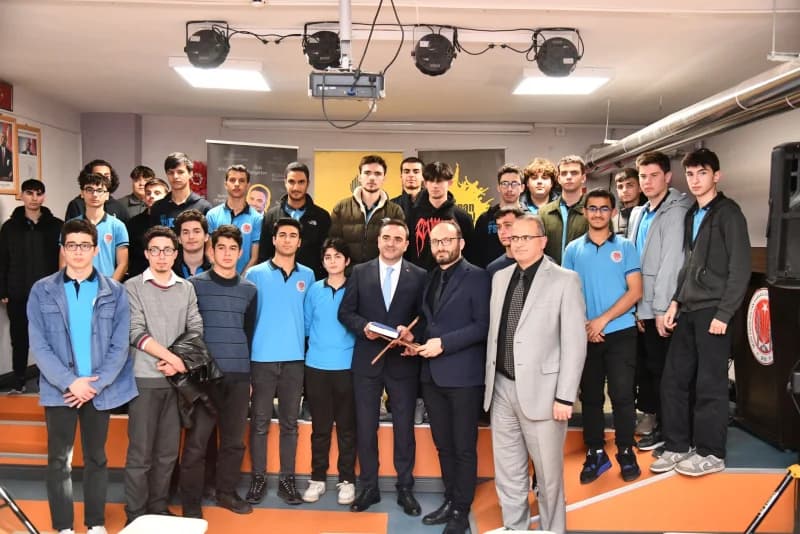 Başiskele'de Başkan Özlü'den Gençlere Destek!