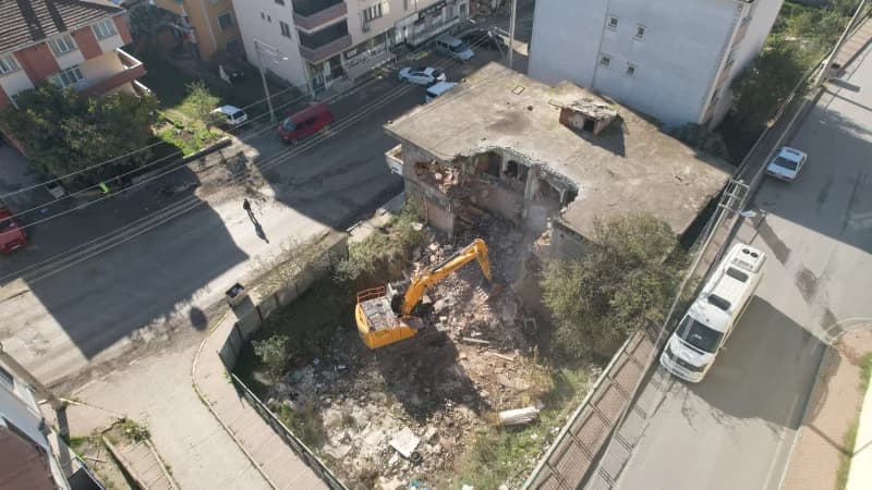 Çayırova'da metruk binalar yıkılıyor!