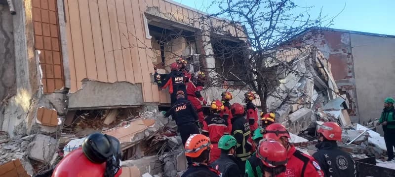 Gebze'de bina çöktü: 5 kişi enkaz altında!
