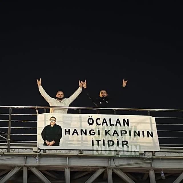 Sakarya'da Köprü Üzerine Pankart Asıldı!
