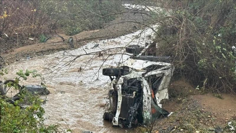 Sarıyer'de yol çöktü, araçlar dereye düştü!
