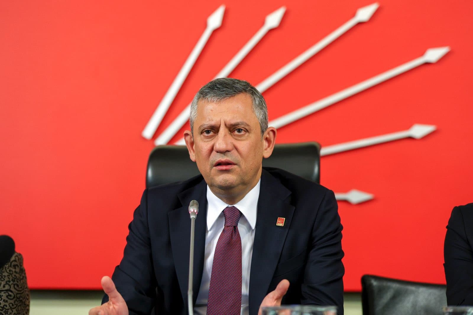Özgür Özel'e Uçakta Yoğun İlgi!