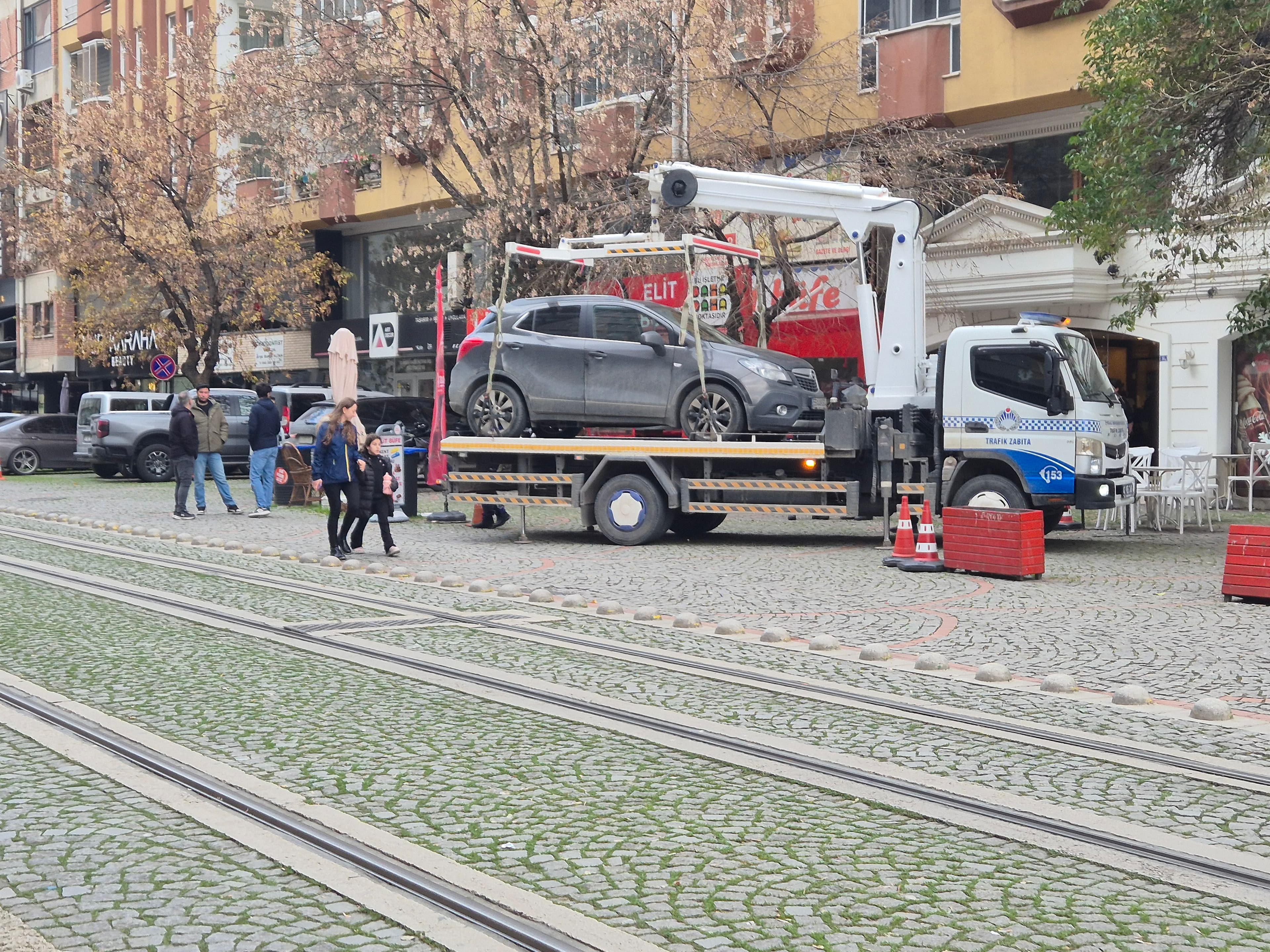 İzmit'te Tramvay Yolunda Park Eden Araçlar Çekiliyor!