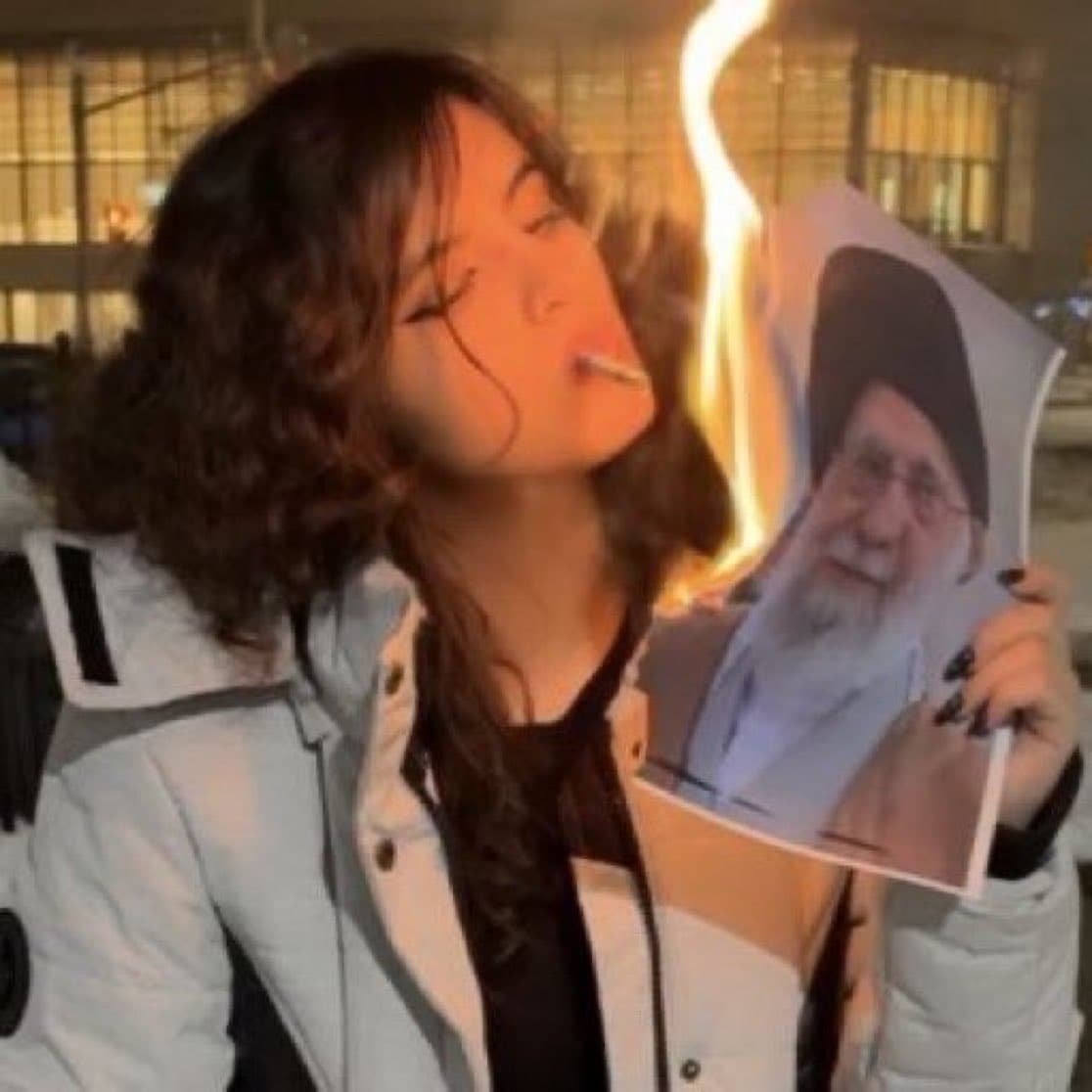 İran'da Kadınlardan Hamaney'e Tepki!
