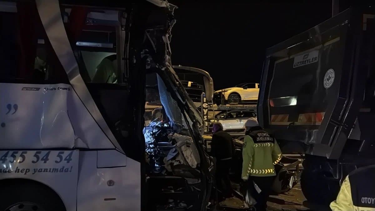 Sakarya'da Zincirleme Kaza: 1 Ölü, 19 Yaralı!