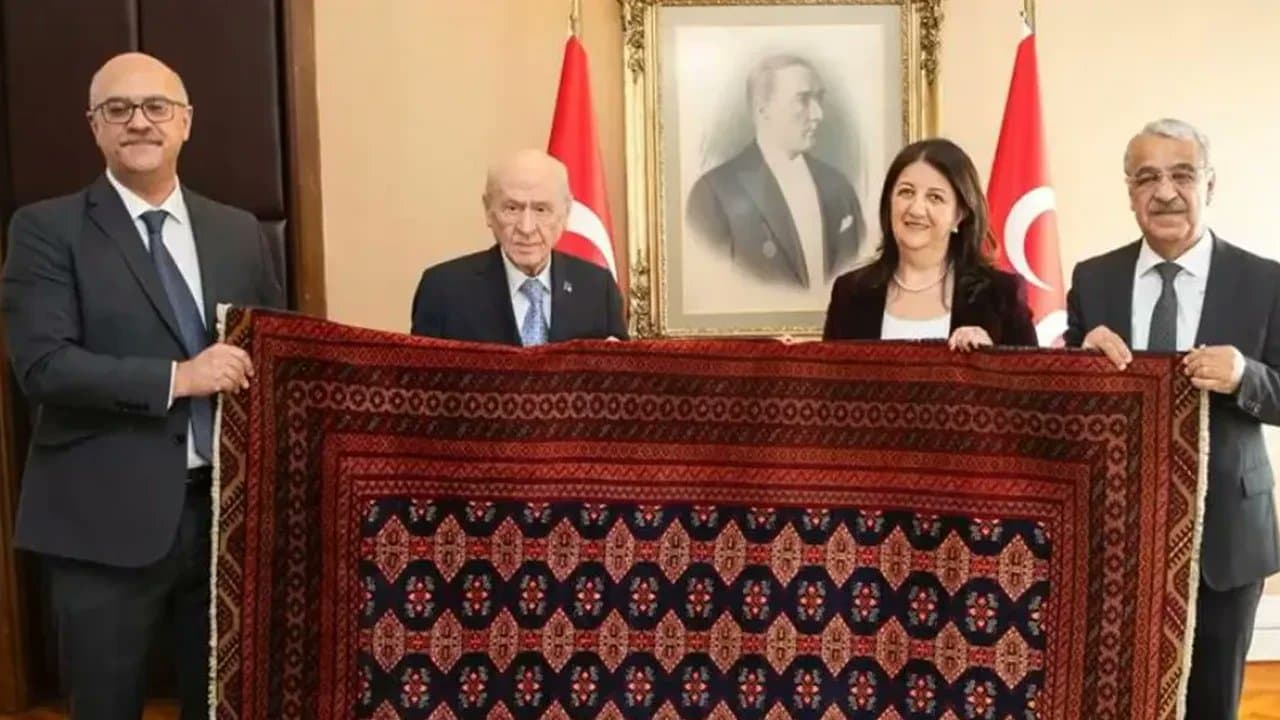 Devlet Bahçeli'den Anlamlı Kilim Hediyesi!
