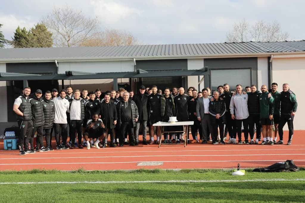 Kocaelispor’da Selçuk İnan’a sürpriz kutlama