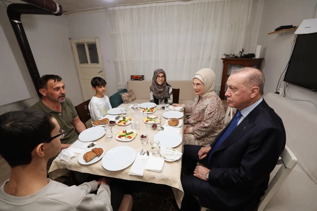 Cumhurbaşkanı Erdoğan'dan İstanbul'da Sürpriz İftar Ziyareti