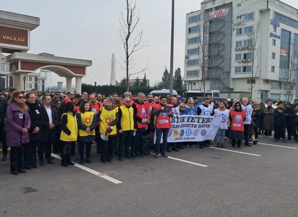 Kocaeli'de sendikalardan ortak tepki: Öğretmeni karanlığa teslim etmeyiz
