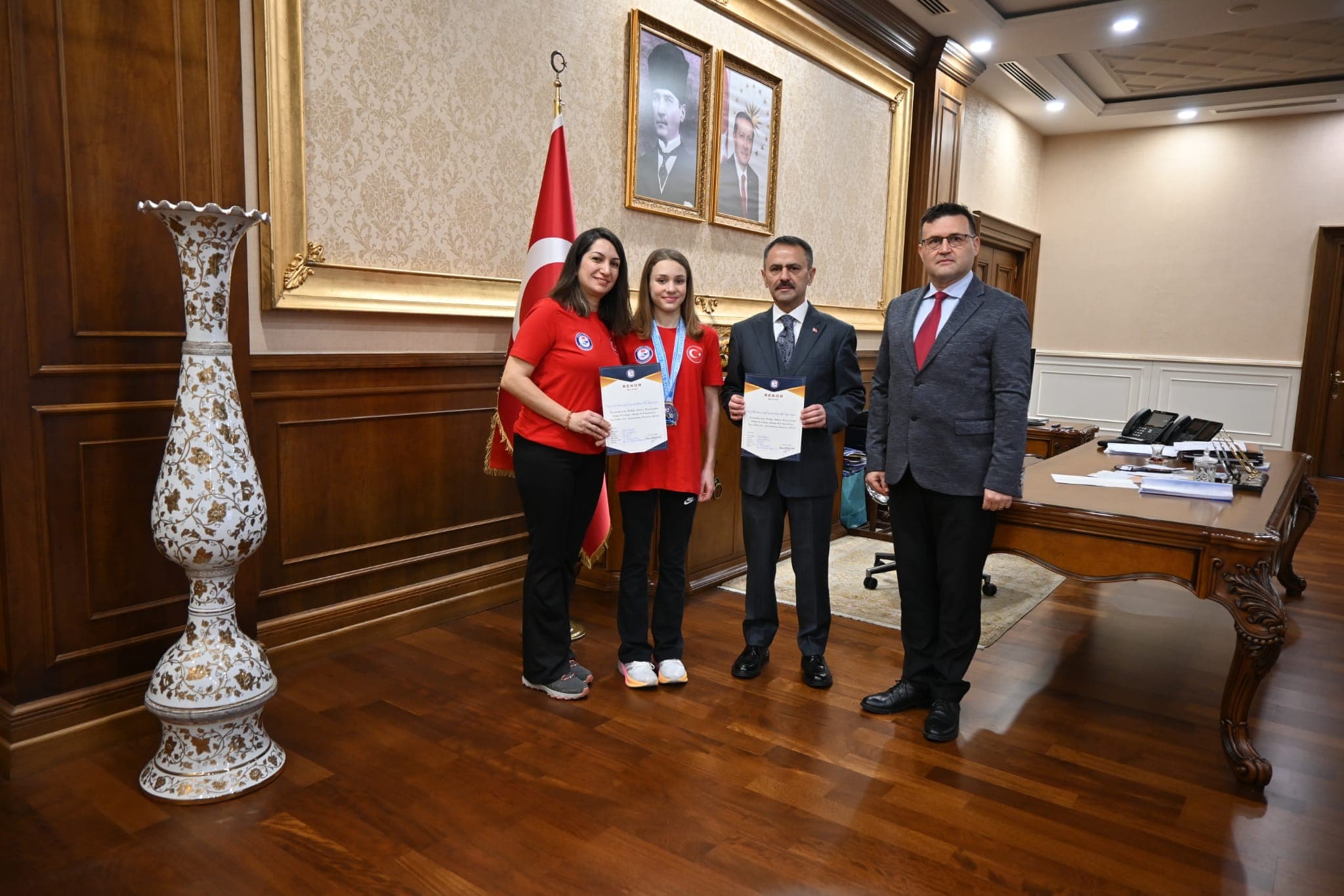 Rekortmen Yüzücü Alara Gökalp'ten Ziyaret