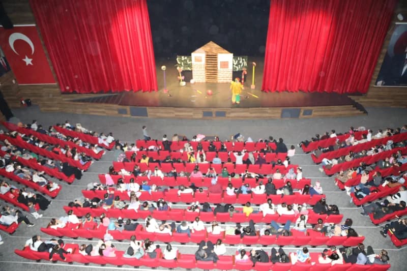 Çayırovalı Çocuklar Ara Tatilde Tiyatroyla Eğlendi!