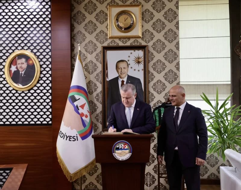 Körfez'de Bakan Bak'a Hereke Halısı Hediye Edildi!