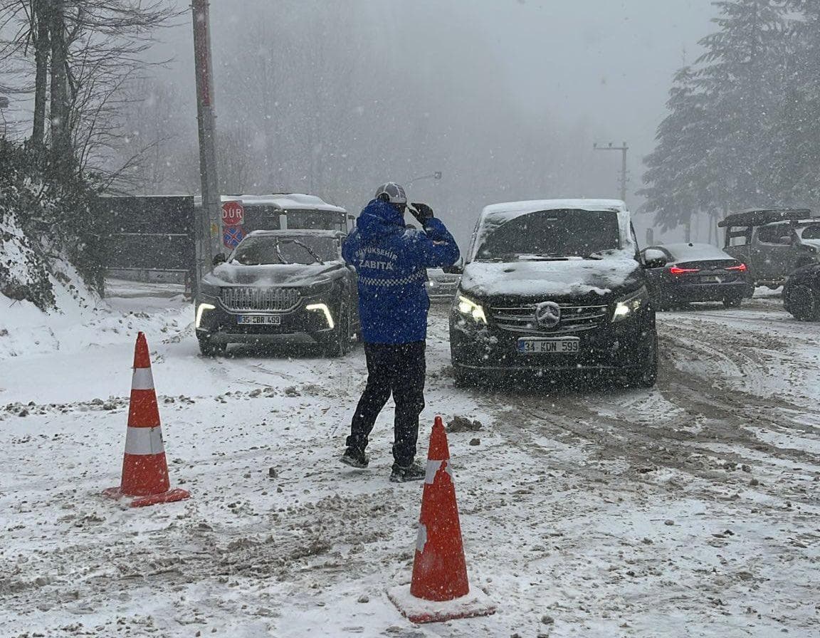 Kocaeli'de Zabıta Kar Kış Dinlemiyor!