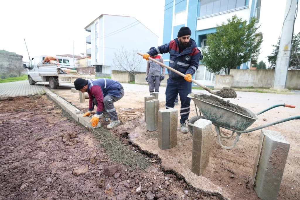 Derince'de yol ve kaldırım düzenlemesi devam ediyor