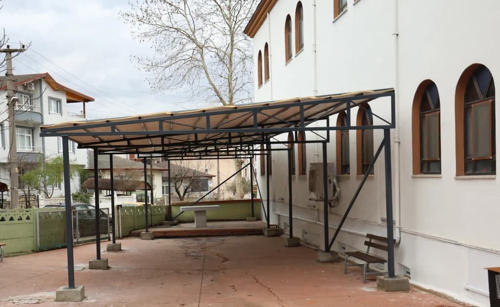 Derince'de camilere cenaze töreni alanı düzenlemesi