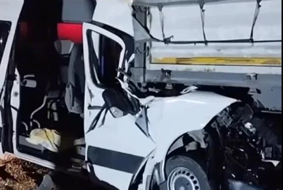 Dilovası'nda minibüs ile tır çarpıştı!