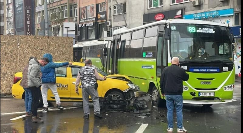 İzmit'te İnönü Caddesi'nde Kaza!