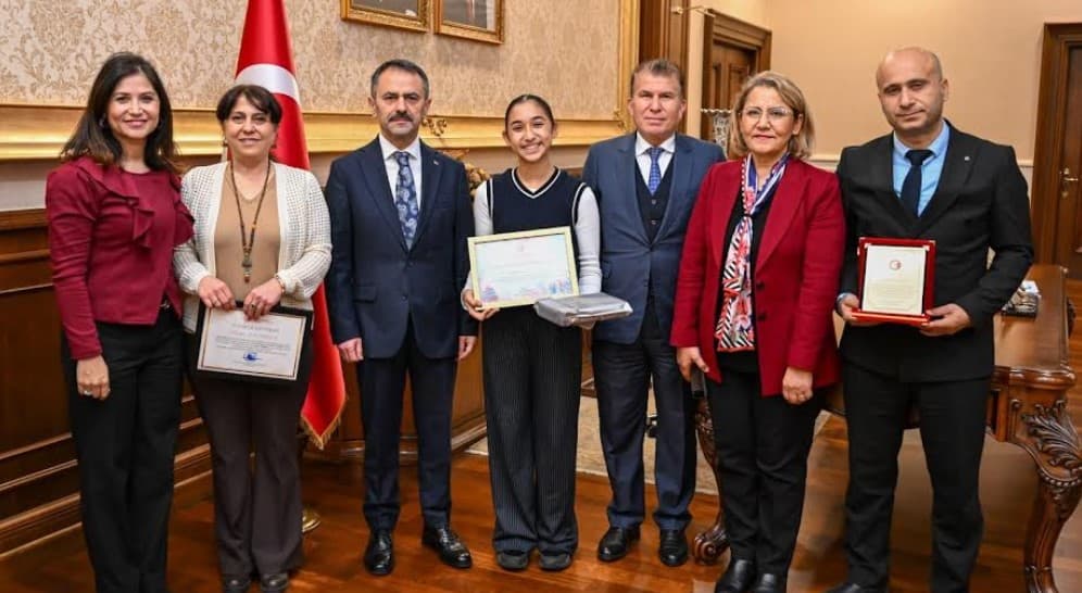 Kocaeli'de Resim Yarışması Birincisi Vali'yi Ziyaret Etti!