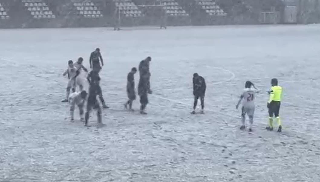 Dilovası'nda Kar Yağışı Maçı Tatil Ettirdi!
