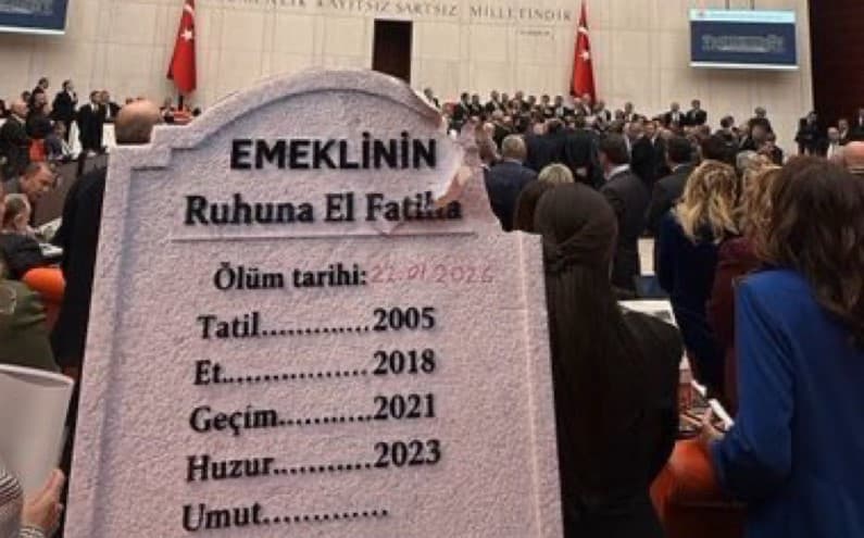 TBMM'de Tabut ve Mezar Taşı Gerginliği!