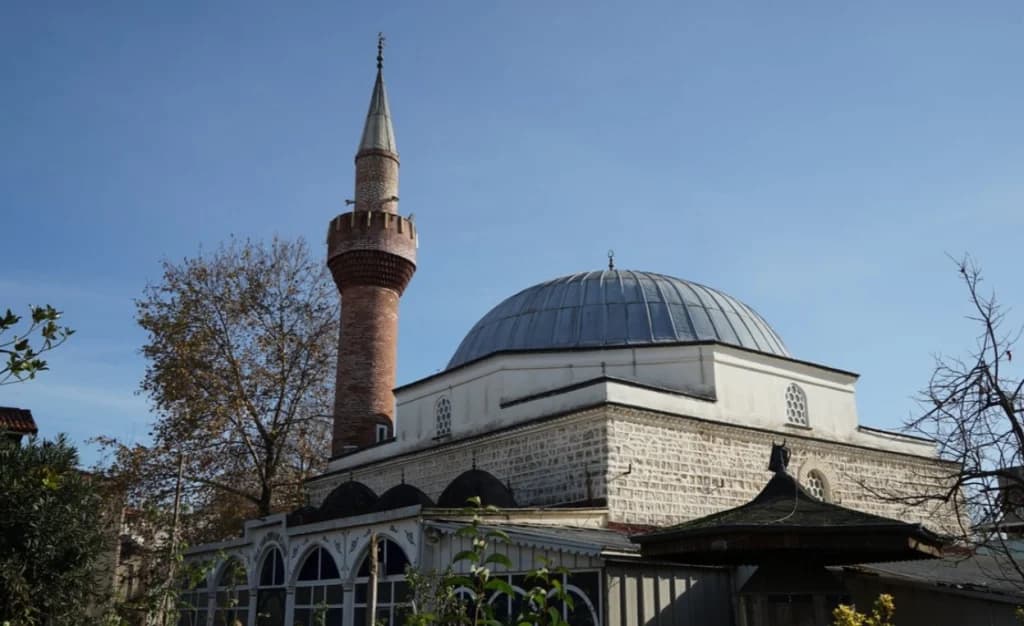 Cami bahçesinde hareketsiz bulunan genç yaşamını yitirdi!